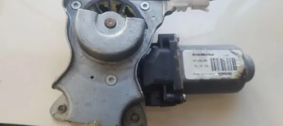 Nissan Almera Front door window regulator motor 400600 114726