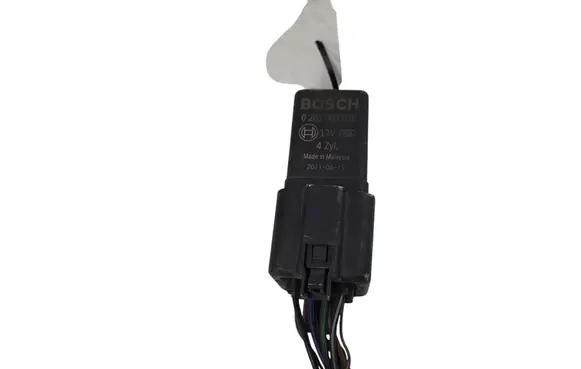 Skoda Octavia Mk2 (1Z) Glow plug pre-heat relay 0281003038 038907281D