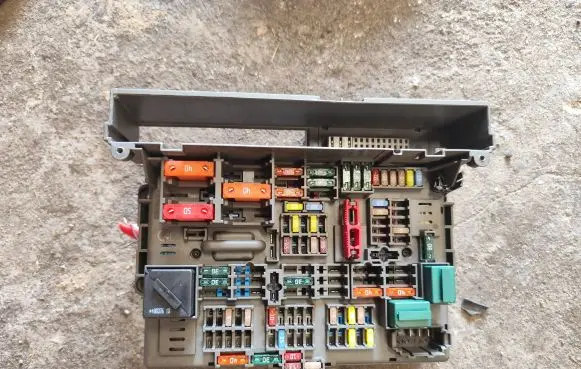 BMW 1 E81 E87 Fuse box set 10688710 9119446