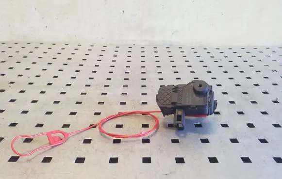 Fuel tank cap lock motor