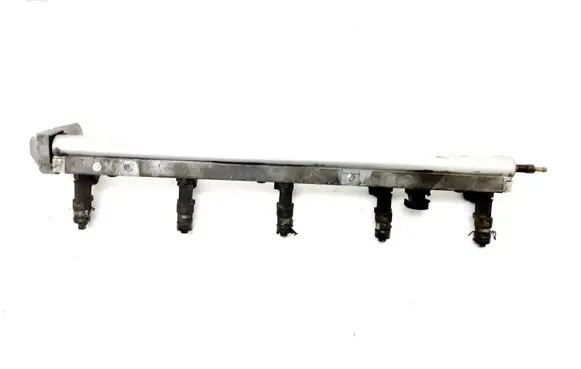 Volvo V50 Fuel distributor 