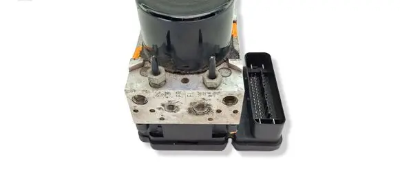 Volvo V70 ABS Pump 30681619 P30681619