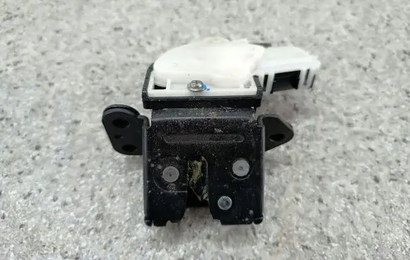 Mazda 3 II Tailgate lock latch