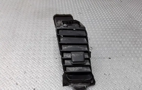 Nissan Primera Dash center air vent grill A1007035