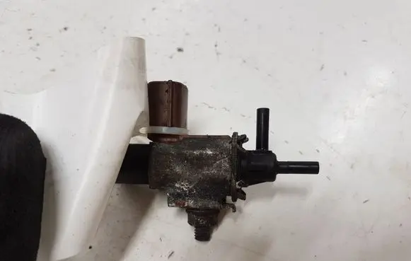 Mazda 6 Vacuum valve K5T46591