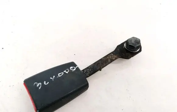 Front seatbelt buckle