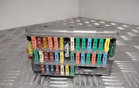 Peugeot 406 Fuse module 94592881