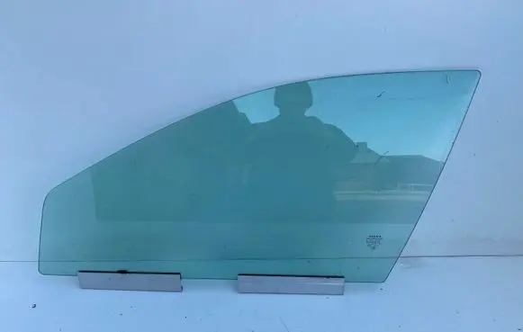 Volvo V70 Front door window glass four-door