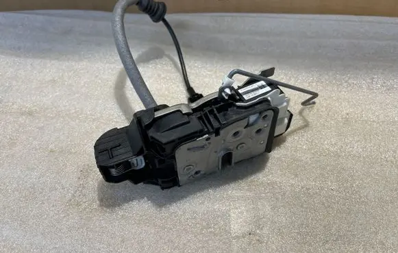Volvo XC90 Front door lock 31349894
