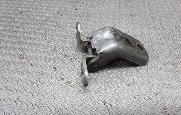 Nissan Primera Front door upper hinge
