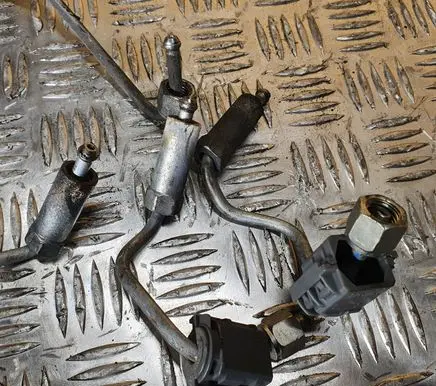 Nissan Navara D40 Fuel injector supply line/pipe 