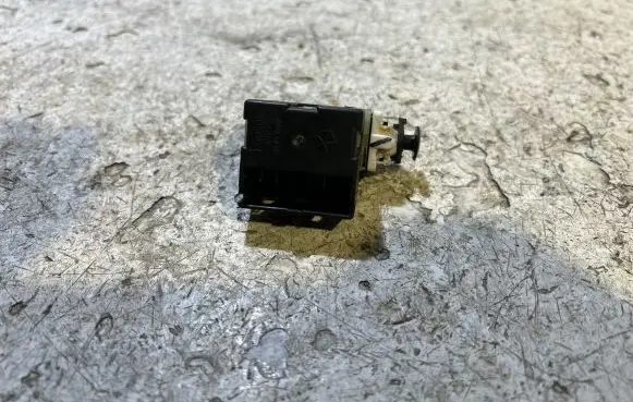 Jeep Patriot Brake pedal sensor switch 55054001AD 27353E 557932553529