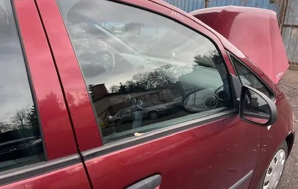 Mitsubishi Colt Front door window glass four-door 