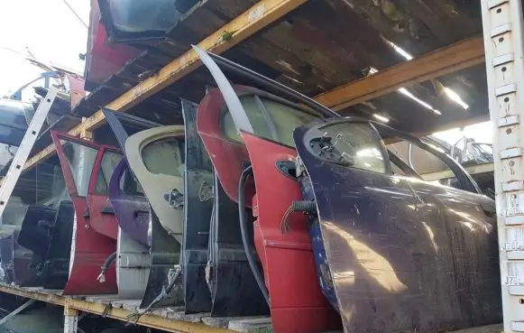 Nissan Sunny Rear door raudonos