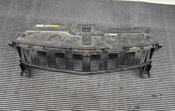 Opel Grandland X Radiator trim YP00024377 P1U051773