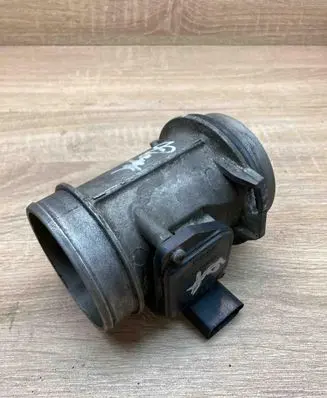 Volkswagen PASSAT B5 Mass air flow meter AFH70M28 059906461D