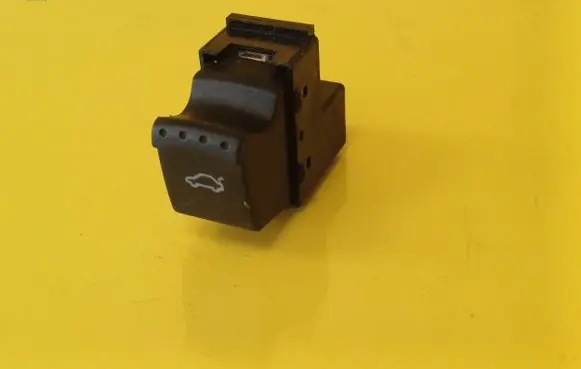 Volkswagen PASSAT B5 Tailgate opening switch 1J0959831A