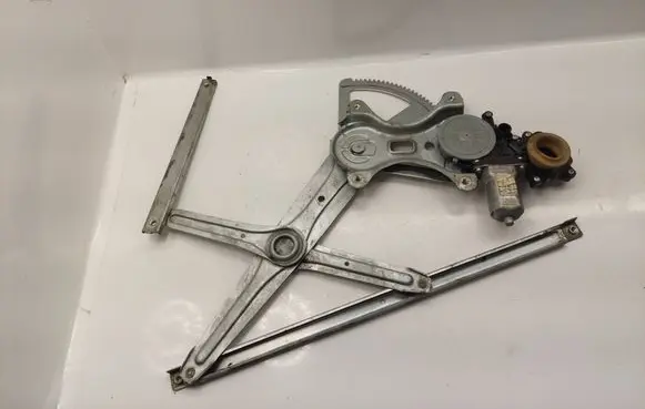 Rear door manual window regulator