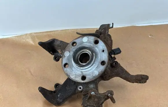 Volkswagen Golf V Front wheel hub