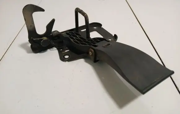 Audi A5 8T 8F Engine bonnet/hood lock/latch loop/hook 8T0823480