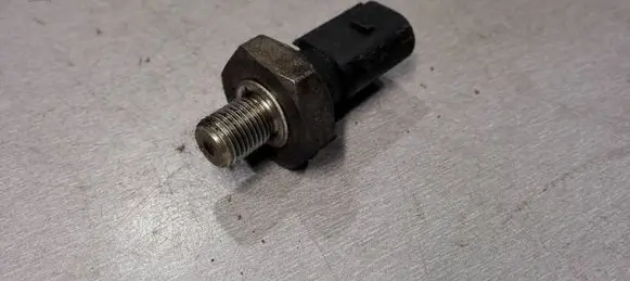 Volkswagen PASSAT B5.5 Oil pressure sensor 06A919081E
