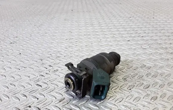 Skoda Octavia Mk1 (1U) Fuel injector 037906031AA