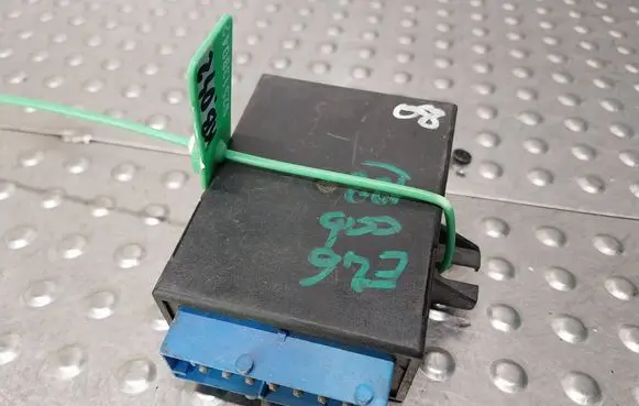 BMW 3 E36 Window wiper relay 8357068