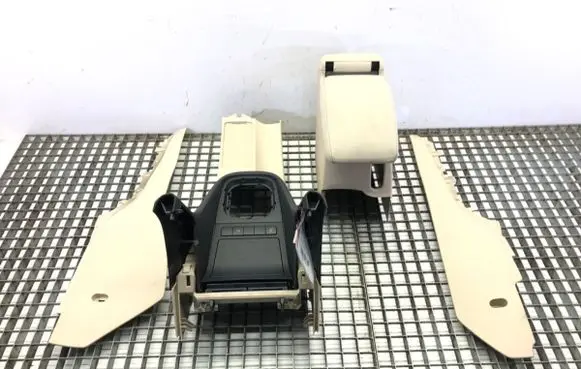 Volkswagen Golf VI Center console 