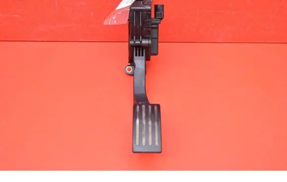 Accelerator throttle pedal