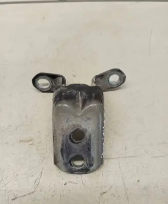 Nissan Qashqai+2 Rear door lower hinge
