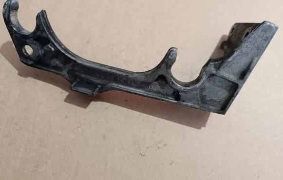 Mercedes-Benz E W212 Air filter cleaner box bracket assembly A6510940127