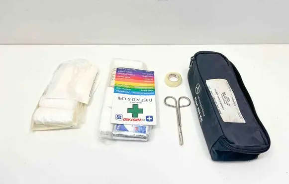 Mercedes-Benz SL R230 First aid kit Q4860043