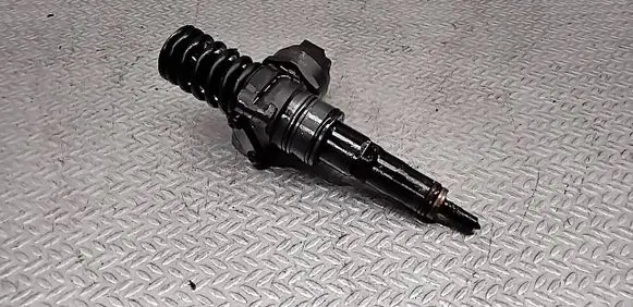 Volkswagen Golf V Fuel injector 038130073AG