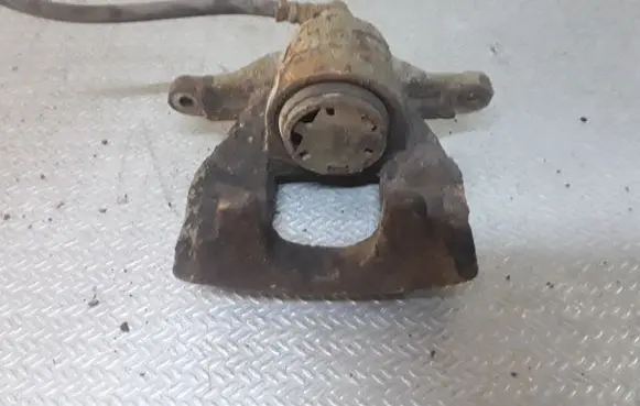 Toyota Auris 150 Front brake caliper 