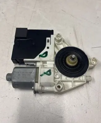 Volkswagen PASSAT B7 Front door window regulator motor 0130822229