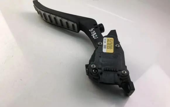 Volkswagen Touareg I Accelerator throttle pedal bracket 7L0723507