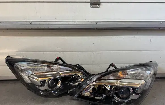 Opel Meriva B Headlights/headlamps set 13372334 13372333