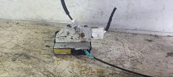 Citroen C6 Front door lock 9681330680
