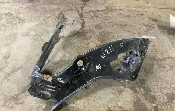 Mercedes-Benz E W211 Headlight/headlamp mounting bracket A2116200316