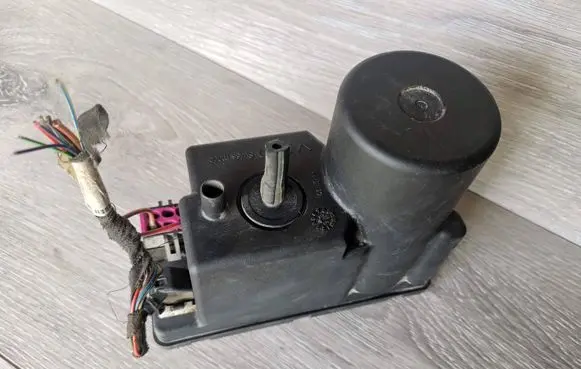 Audi 100 S4 C4 Central locking vacuum pump 4A0862257A