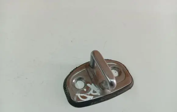 Skoda Octavia Mk2 (1Z) Front door lock loop/hook striker 1465A