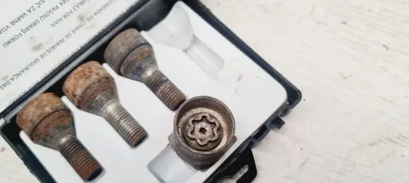 Opel Meriva B Anti-theft wheel nuts and lock 