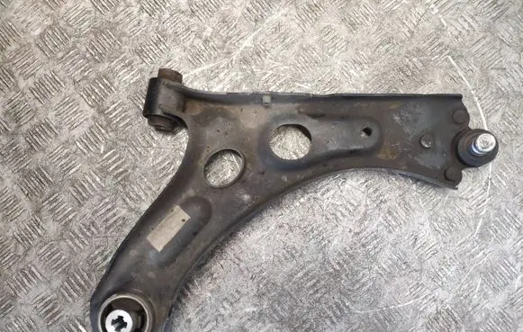 Peugeot 208 Front lower control arm/wishbone 9829930480