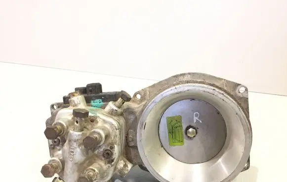 Audi 80 90 B3 Fuel distributor 026133353 0438121011 0438101005