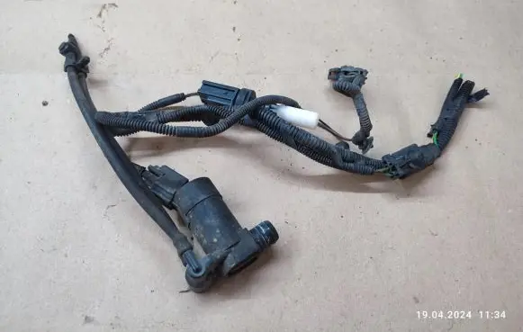 Ford Mondeo MK IV Windscreen/windshield washer pump 1S7117K624FE