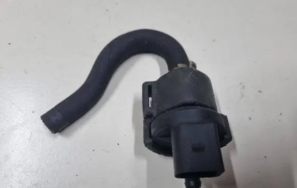 Audi TT Mk1 Valve vacuum 058133459
