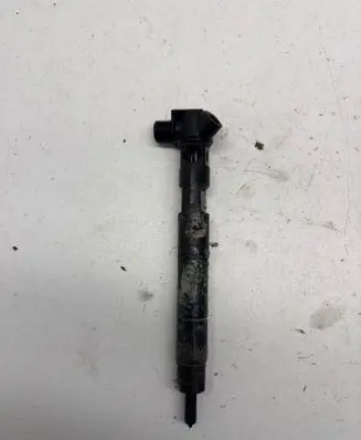 Mercedes-Benz E W212 Fuel injector A6510702887 28348370