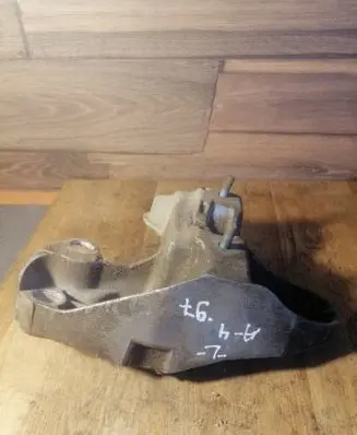 Audi A4 S4 B5 8D Engine mounting bracket