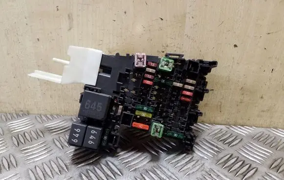 Volkswagen PASSAT B8 Fuse module 5Q0937615C