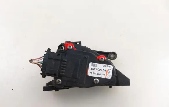 Accelerator throttle pedal